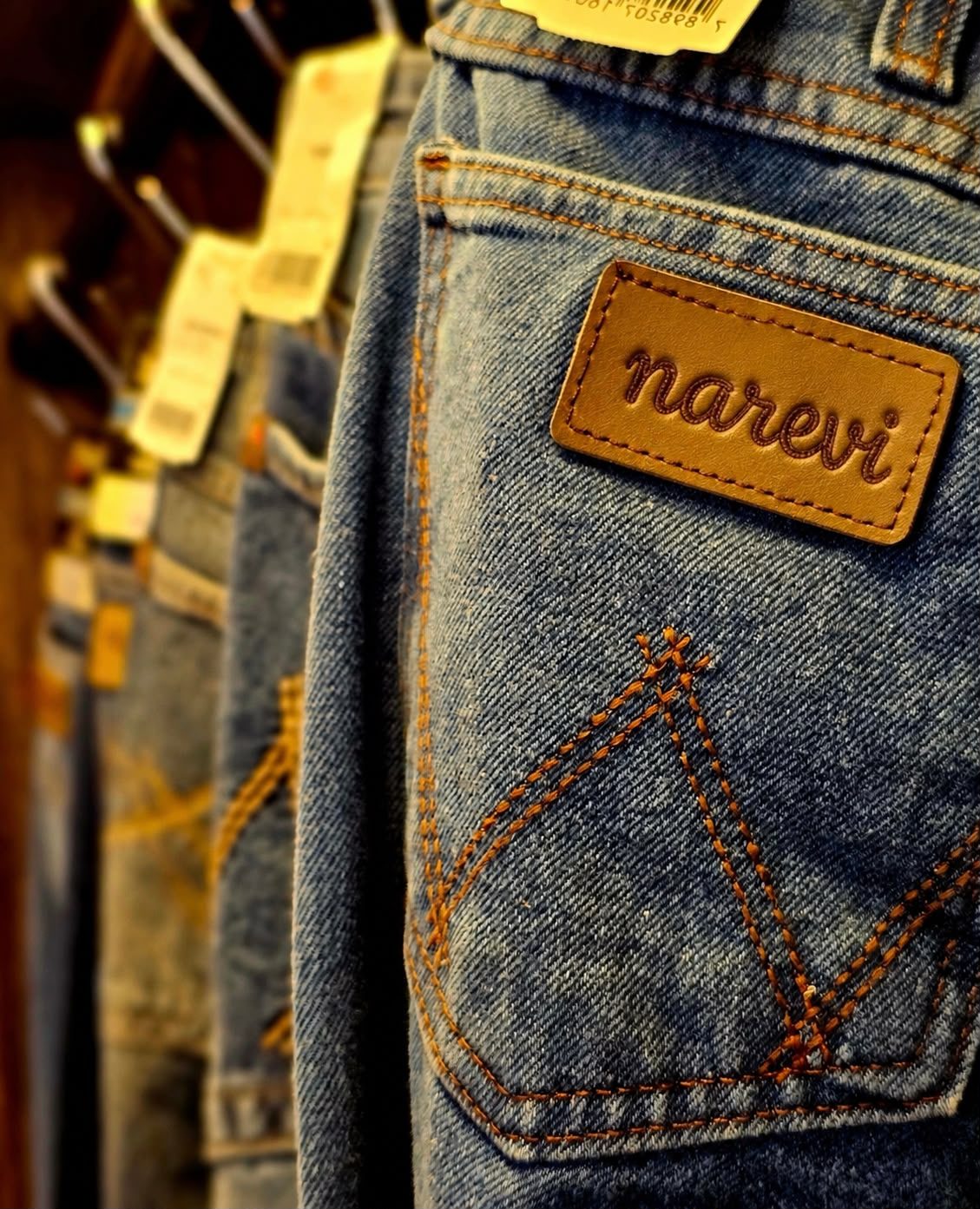Detalhe da etiqueta de couro NAREVI em calça jeans