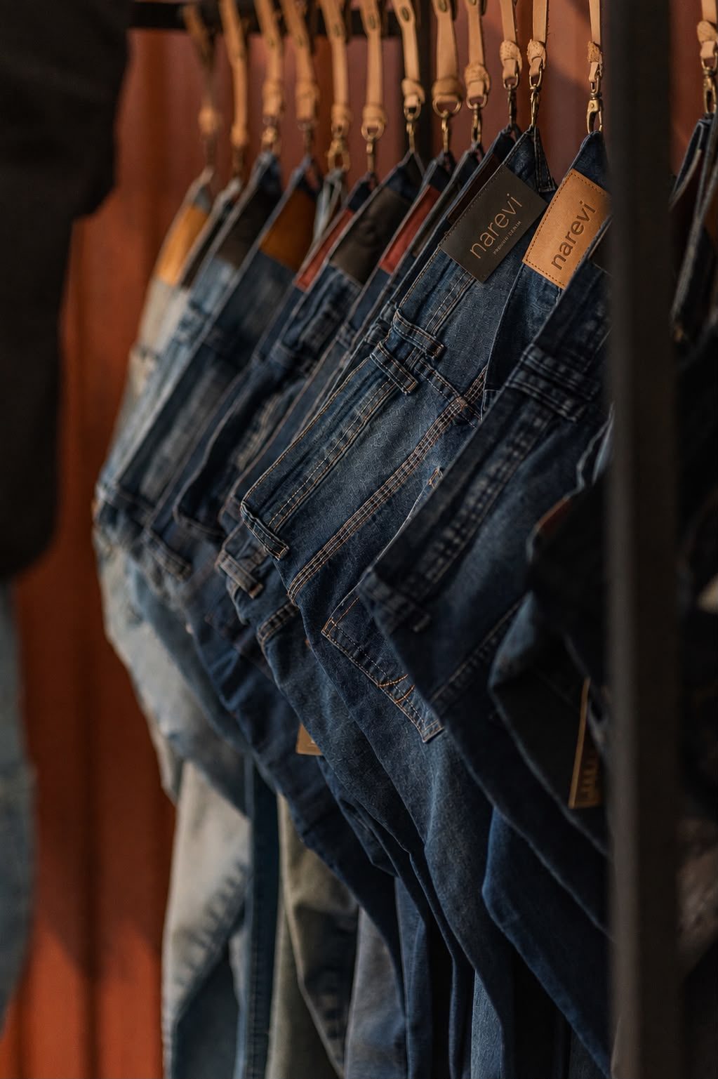Arara com calças jeans NAREVI em diferentes lavagens